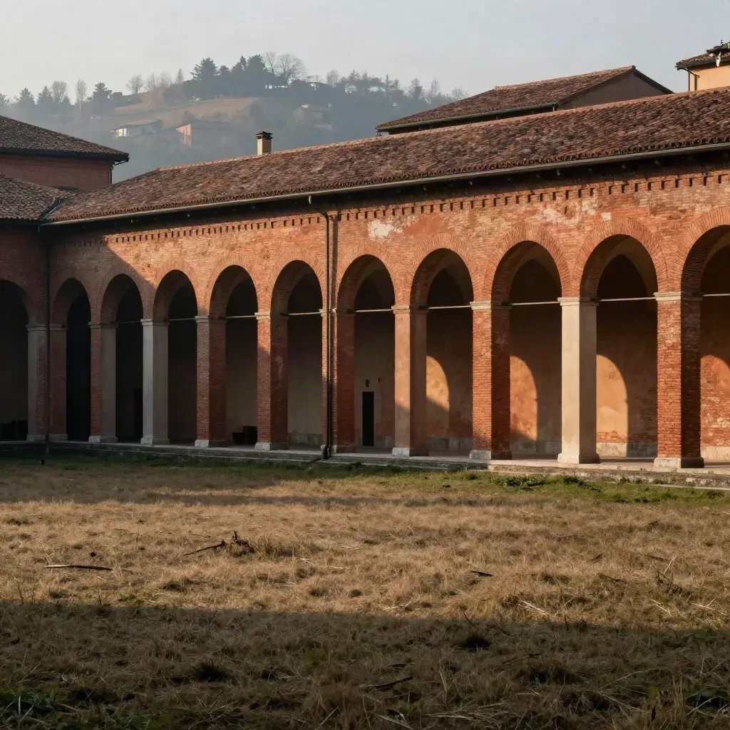 I portici di Bologna tra foschia calda, con colline sullo sfondo e spazio vuoto in basso per il testo.